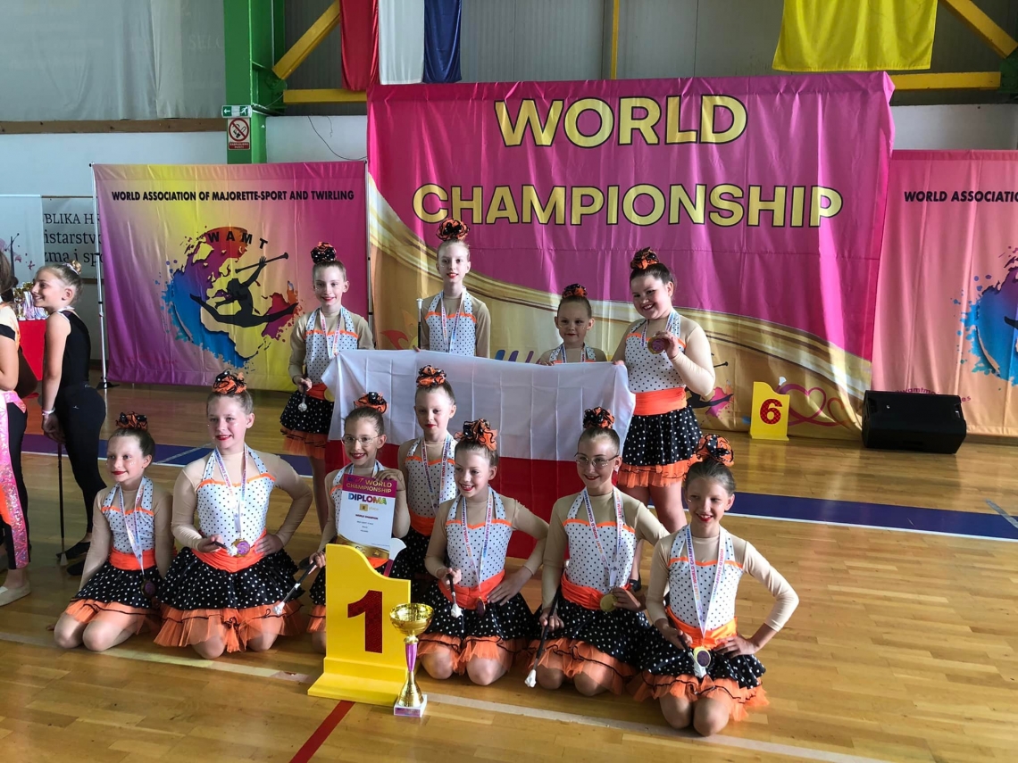 zdjęcie grupowe mażoretek