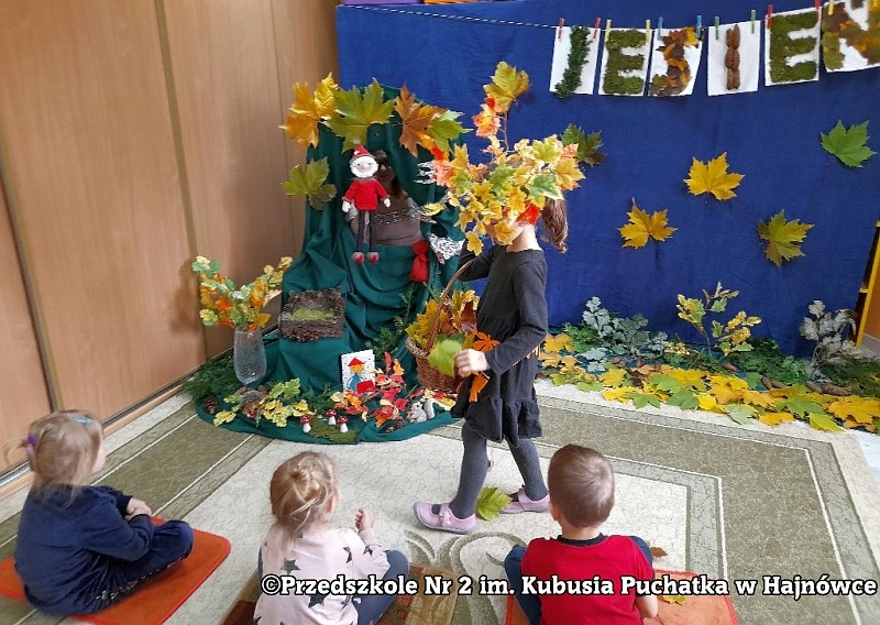 Dzieci podczas występu w przedstawieniu teatralnym.