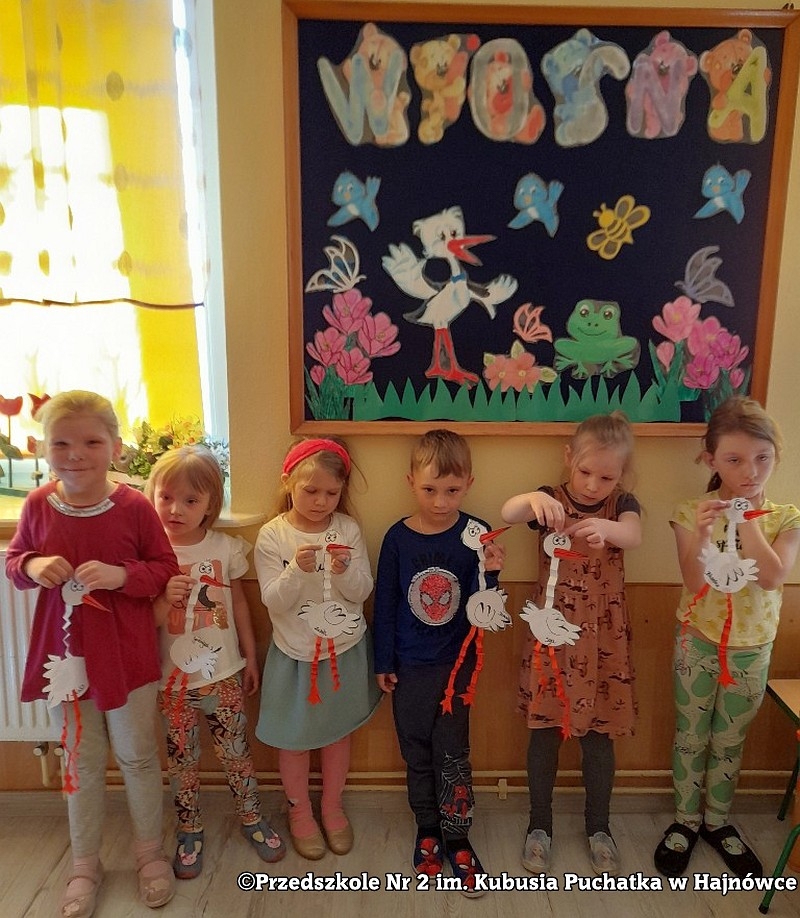 Dzieci prezentują prace plastyczne.