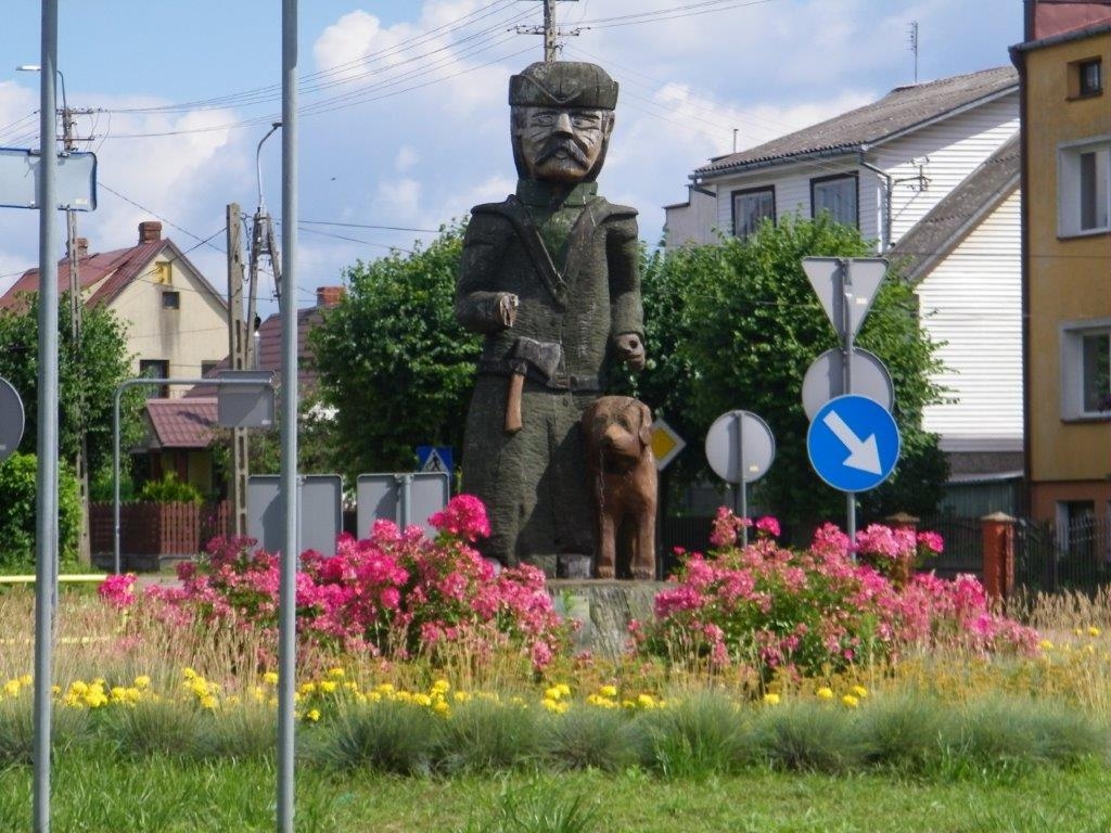 W centrum znajduje się duża rzeźba Osocznika obsadzona różowymi różami