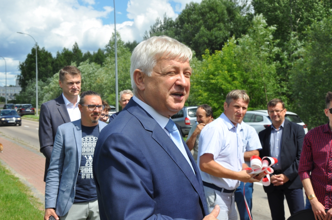 Burmistrz Miasta, w oddali grupa osób