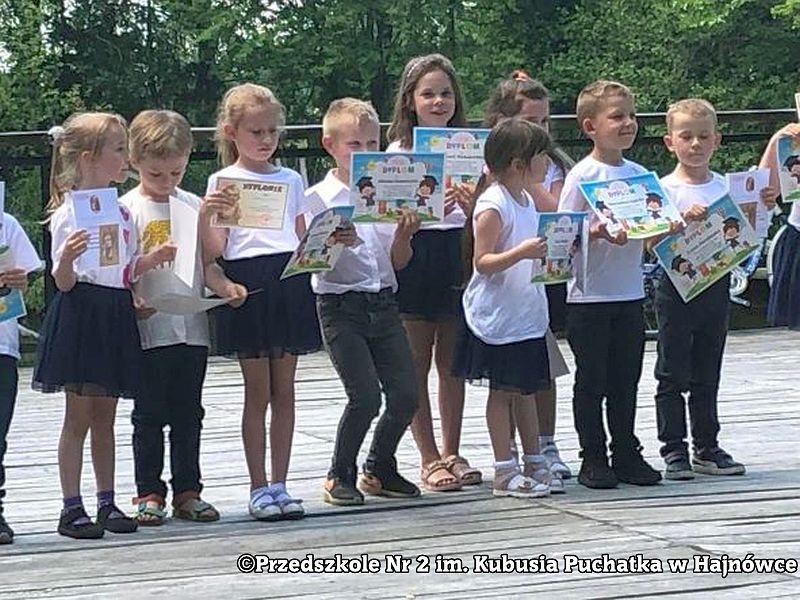 Uroczyste zakończenie roku przedszkolnego w grupie "Puchatki" z Przedszkola Nr 2 im. Kubusia Puchatka w Hajnówce