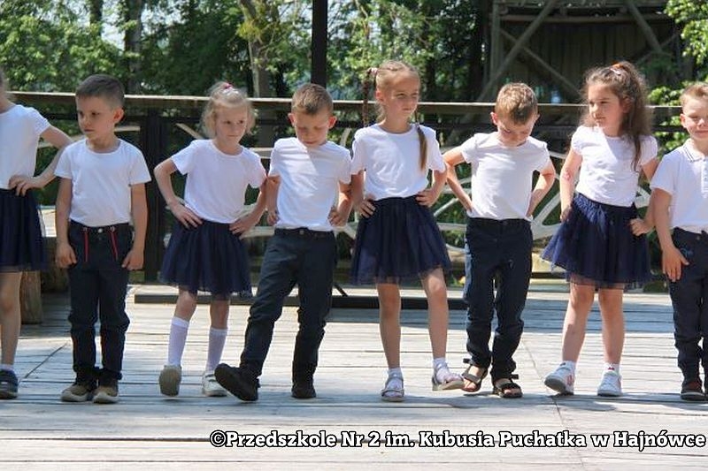 Uroczyste zakończenie roku przedszkolnego w grupie "Puchatki" z Przedszkola Nr 2 im. Kubusia Puchatka w Hajnówce
