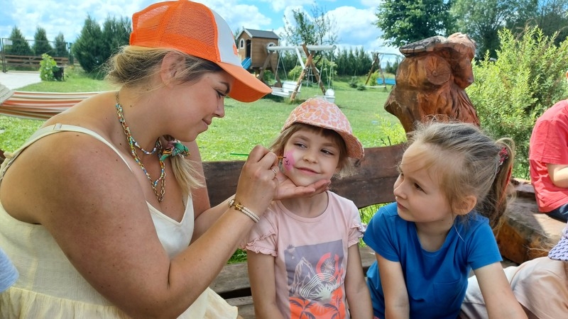 Jaskółki i Sówki z Przedszkola nr 1 karmiły alpaki