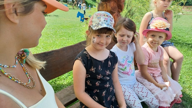 Jaskółki i Sówki z Przedszkola nr 1 karmiły alpaki