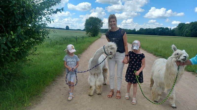 Jaskółki i Sówki z Przedszkola nr 1 karmiły alpaki