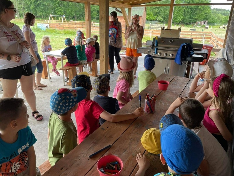 Jaskółki i Sówki z Przedszkola nr 1 karmiły alpaki