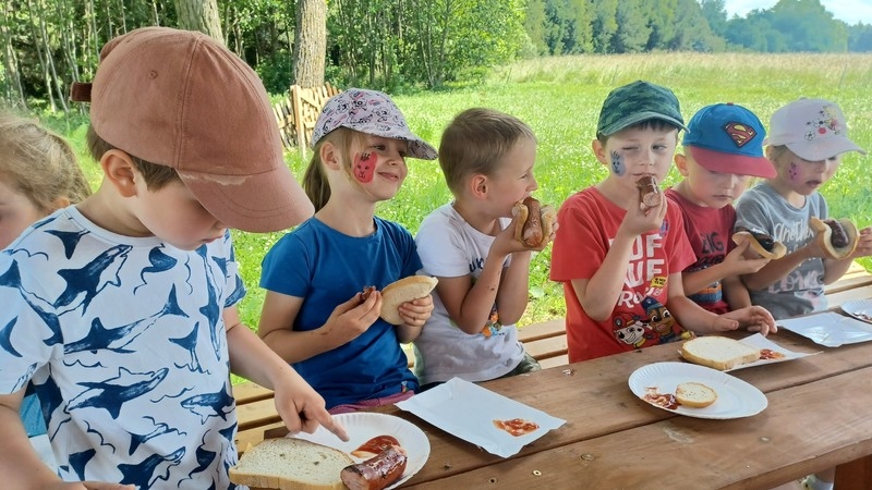 Jaskółki i Sówki z Przedszkola nr 1 karmiły alpaki