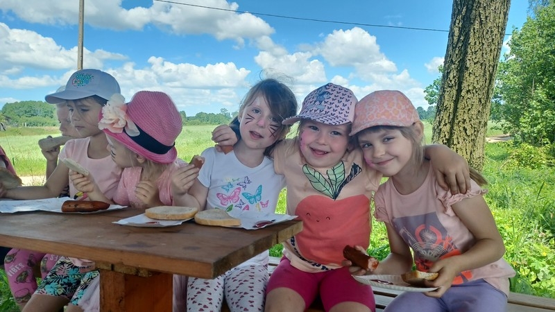 Jaskółki i Sówki z Przedszkola nr 1 karmiły alpaki