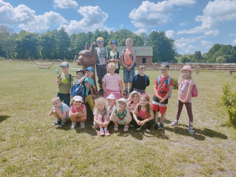 Jaskółki i Sówki z Przedszkola nr 1 karmiły alpaki