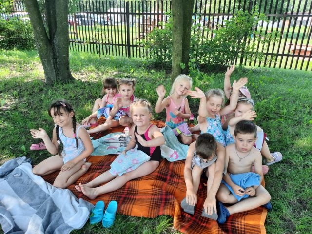 Dzici siedzą na kocu