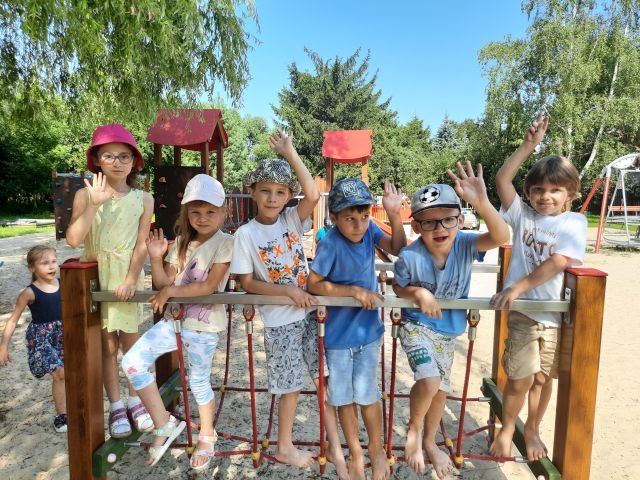 Dzieci na placu zabaw.