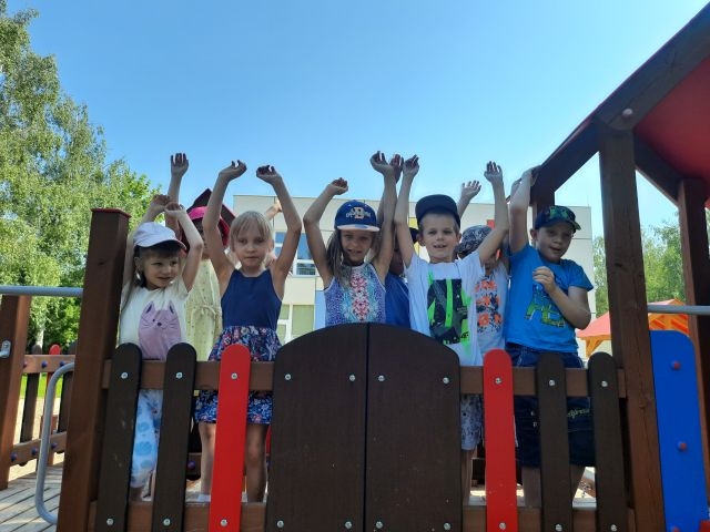 Dzieci na placu zabaw.