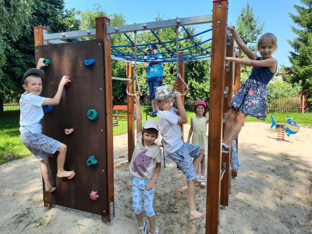 Dzieci na placu zabaw.