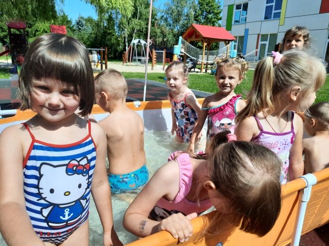 Dzieci na placu zabaw.