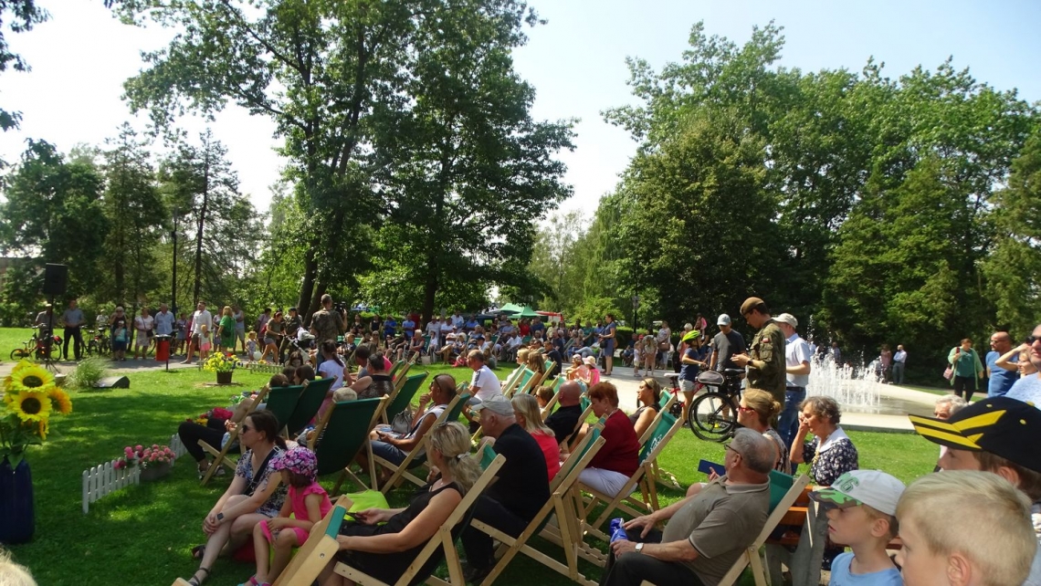 Mieszkańcy leżą na leżakach.
