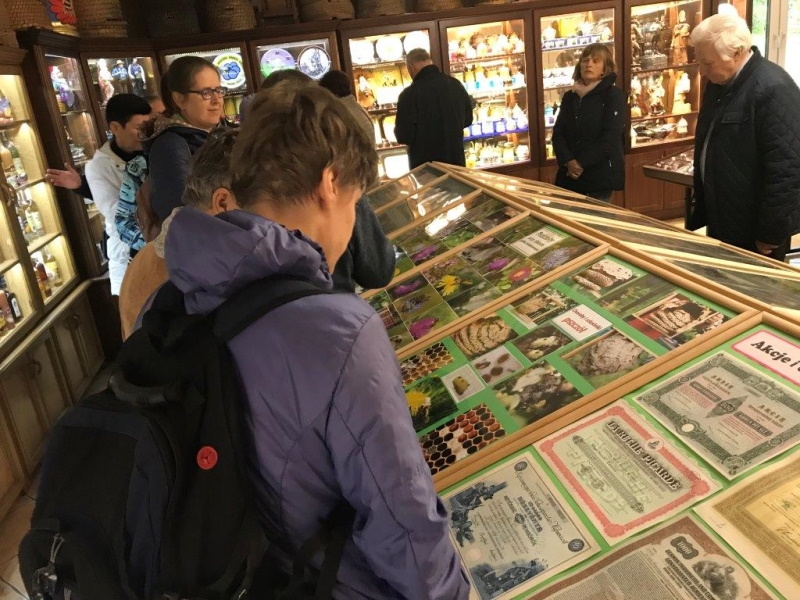 Uczestnicy spotkania podczas wizyty w muzeum pszczelarstwa.