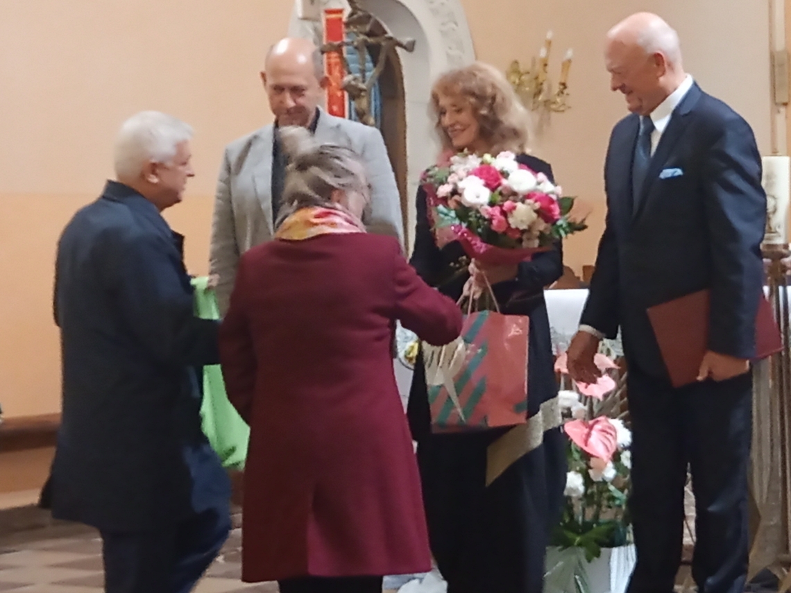 gratulacje i wręczenie kwiatów przez burmistrza i wicestarostę artystom