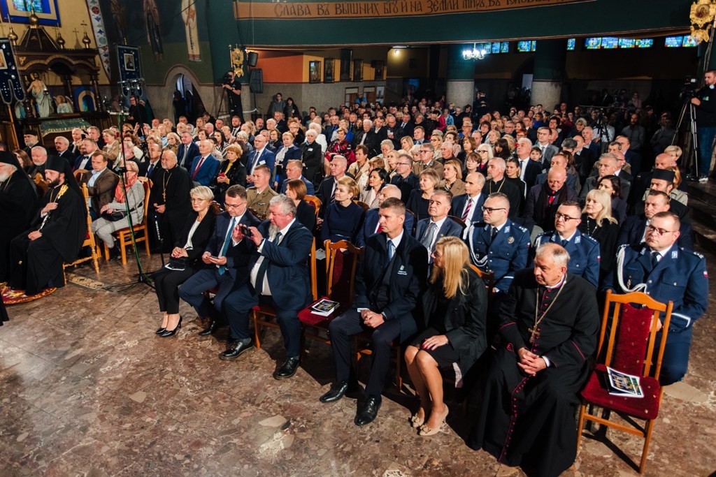 goscie zgromadzeni w soborze św. Trójcy