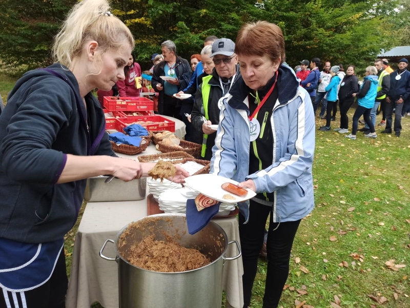Uczestnicy rajdu w kolejce po poczęstunek.
