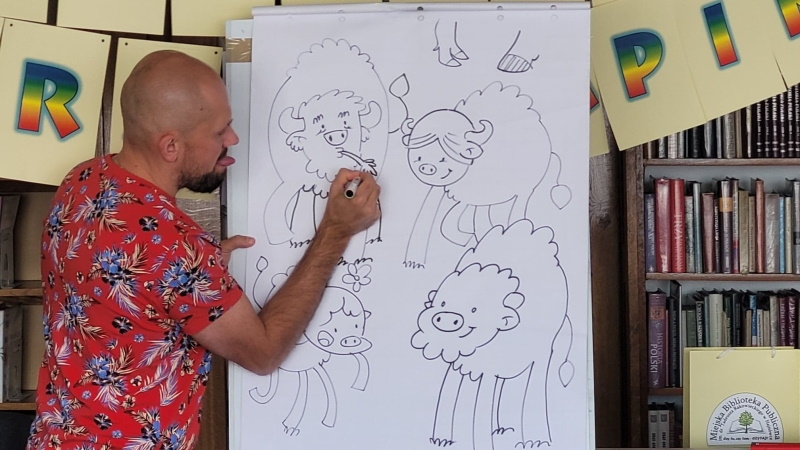 Tomasz Samojlik rysuje rodzinę Żubra Pompika.