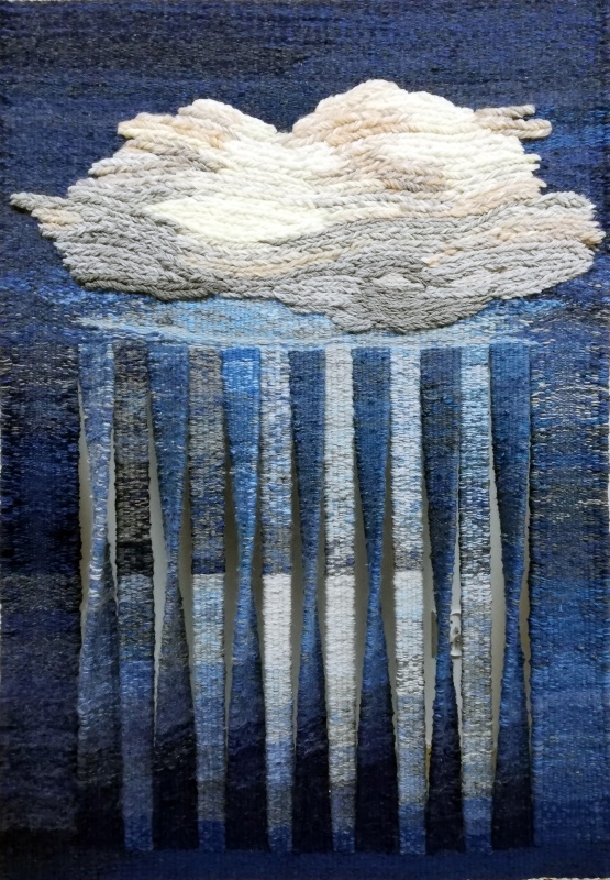 jasna chmura na granarowym tle, z chmury opada deszcz.