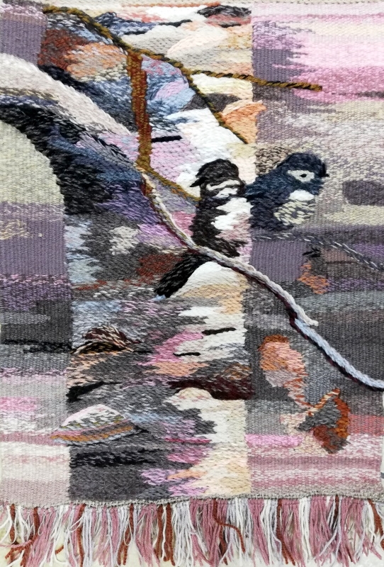 Praca przedstawiająca pień brzozy, na gałęziach siedzą dwa małe ptaki.