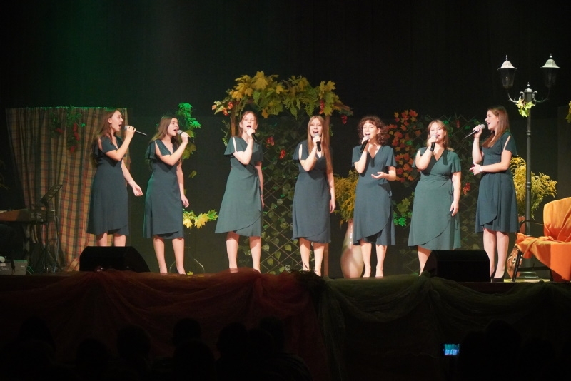 Zdjęcie grupowe studia piosenki Hajnowskiego Domu Kultury.