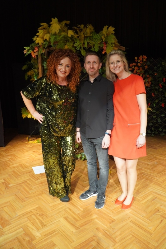 Zdjęcie dwóch kobiet i mężczyzny.