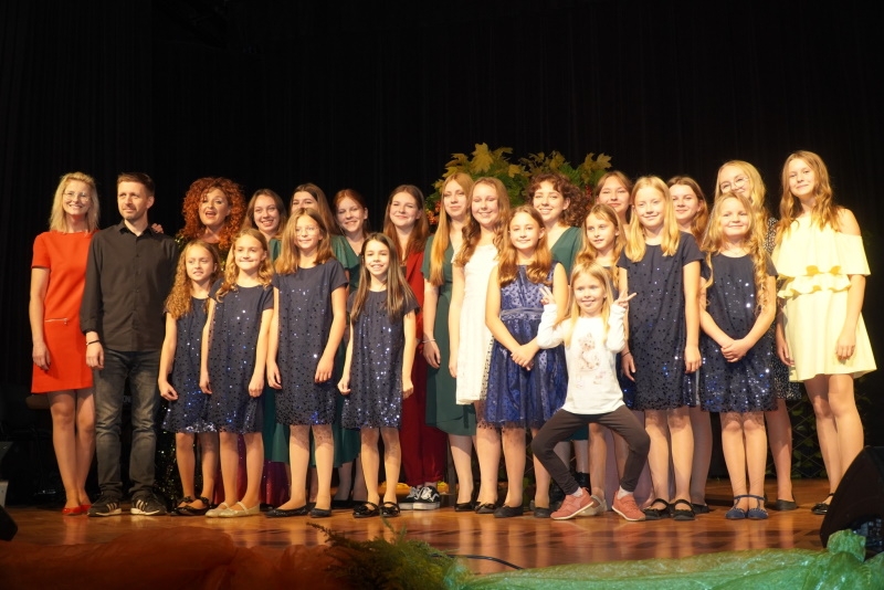 Zdjęcie grupowe studia piosenki Hajnowskiego Domu Kultury.