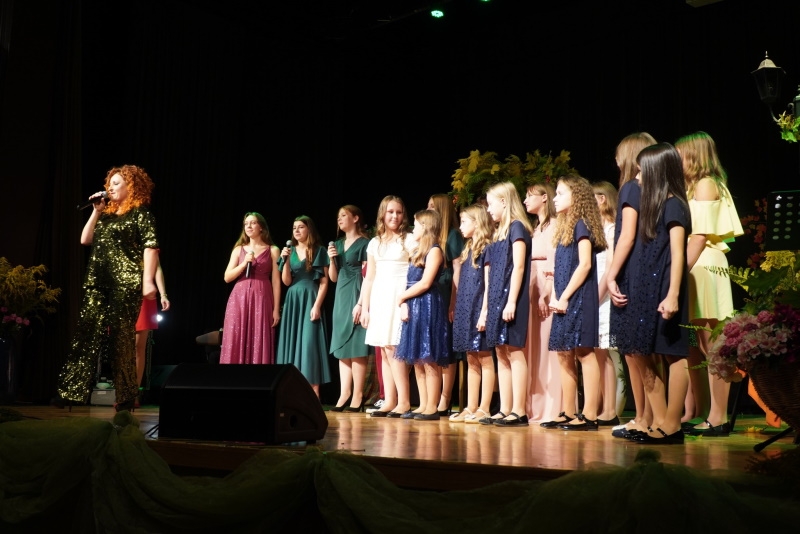 Zdjęcie grupowe studia piosenki Hajnowskiego Domu Kultury.