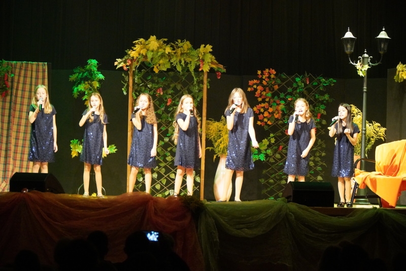 Zdjęcie grupowe studia piosenki Hajnowskiego Domu Kultury.