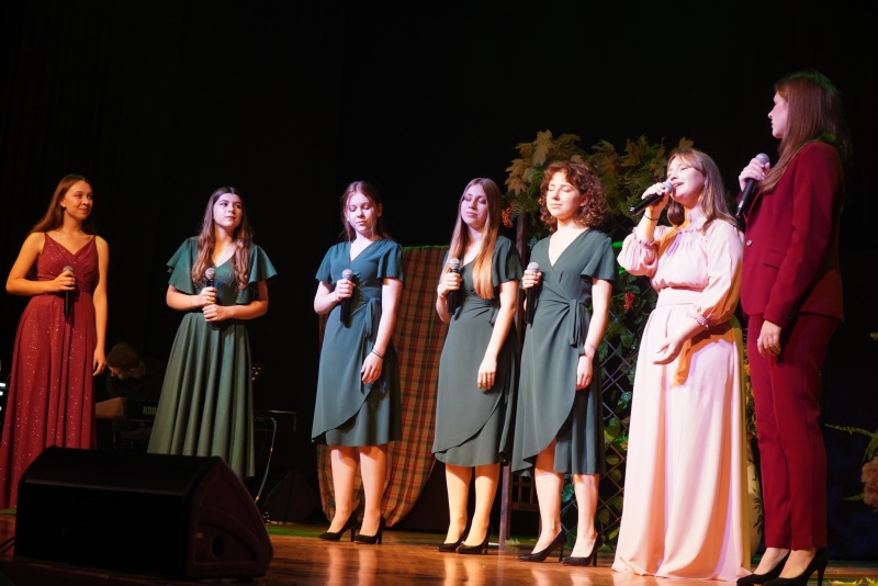 Zdjęcie grupowe studia piosenki Hajnowskiego Domu Kultury.