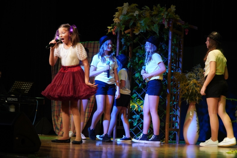 Zdjęcie dzieci występujących na scenie.