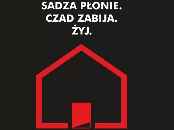 Na czarnym plakacie znajdują się czerwone kontury domu oraz hasło przewodnie: SADZA PŁONIE.CZAD ZABIJA.