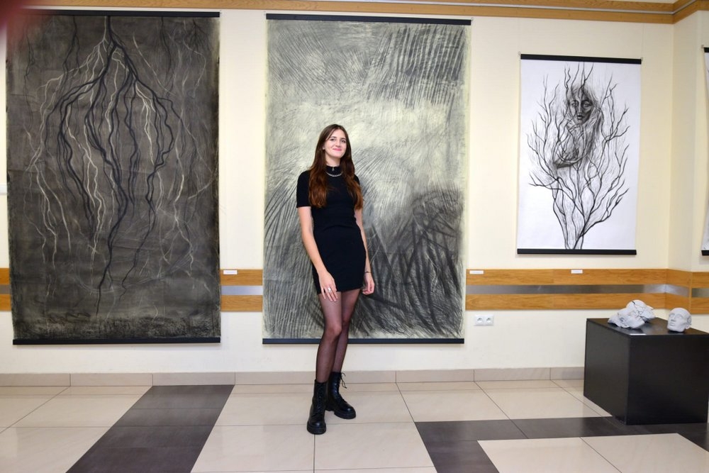 Wystawa Mai Bernaczek w Hajnowskim Domu Kultury - Maja Bernaczek ze swoimi pracami