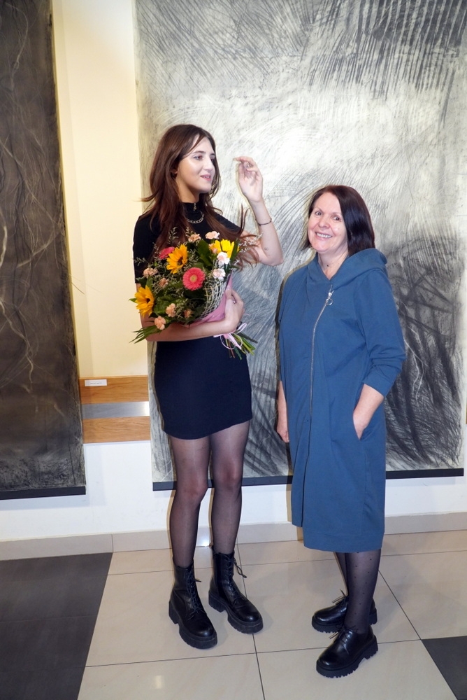 Wystawa Mai Bernaczek w Hajnowskim Domu Kultury- zdjęcie pamiąkowe z autorką wystawy