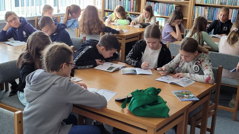 dzieci rozwiązują zagatki graficzne