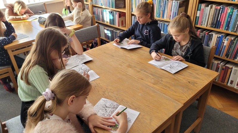 dzieci rozwiązują zagatki graficzne