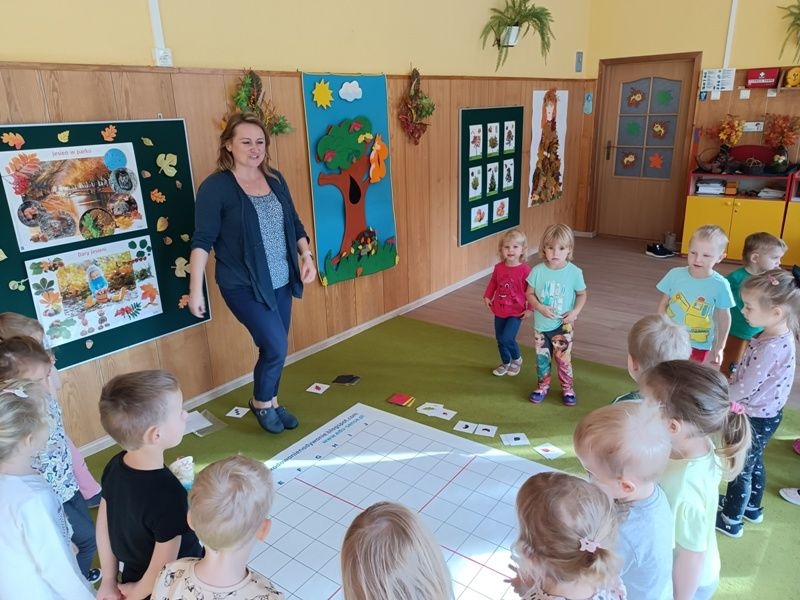 dzieci śpiewają piosenkę „Ola i liście” naśladując ruchem treść