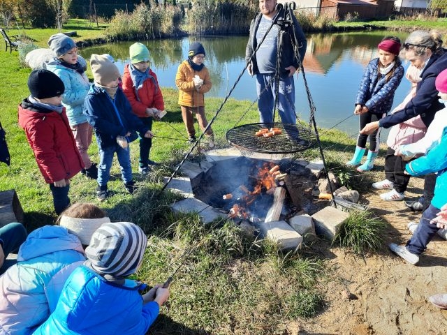 Dzieci przy ognisku