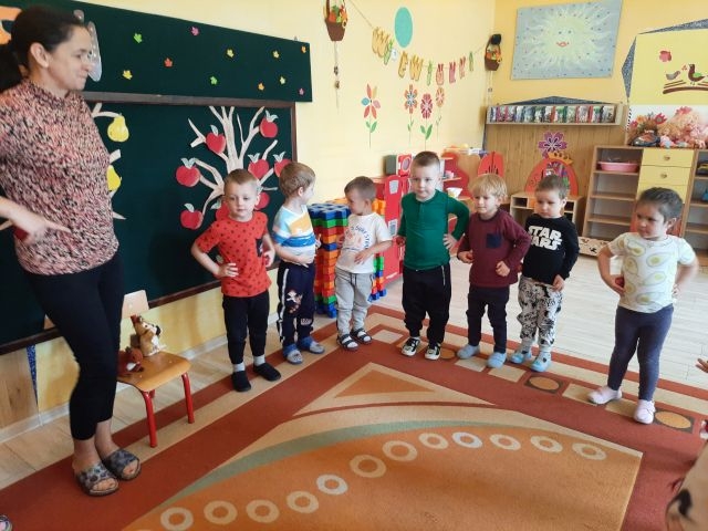 Inscenizacja ruchowa z jabłkiem.