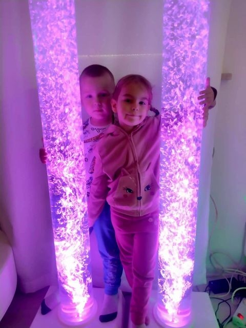 Dzieci uczą się i bawią korzystając ze sprzętu dostępnego w Sali Doświadczania Świata