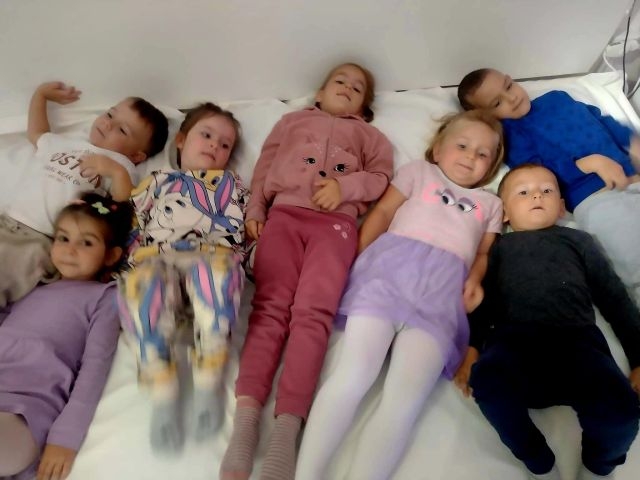 Dzieci uczą się i bawią korzystając ze sprzętu dostępnego w Sali Doświadczania Świata