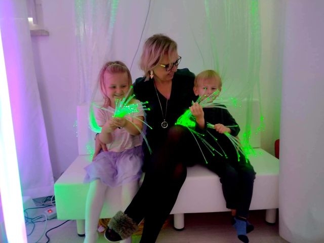 Dzieci uczą się i bawią korzystając ze sprzętu dostępnego w Sali Doświadczania Świata