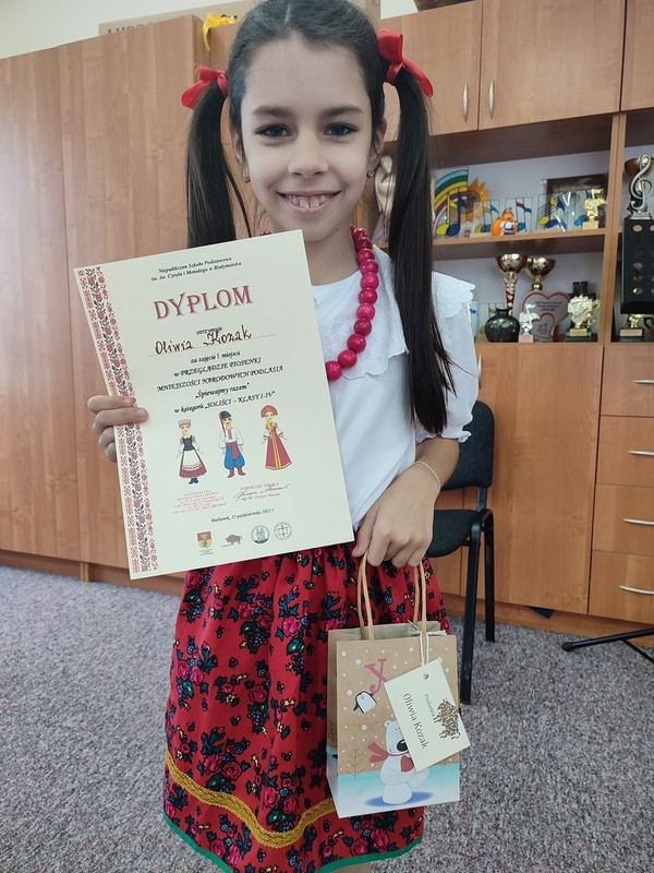 Dziewczynka z dyplomem