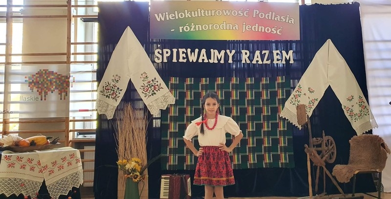 dziewczynka podczas występu