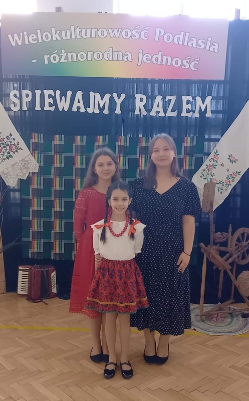 Trzy wokalistki ze Studia Piosenki. W tle regionalna scenografia.