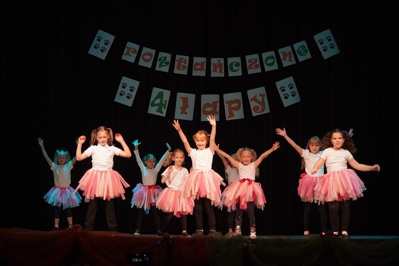 Dziewczynki w różowych spódniczkach na scenie