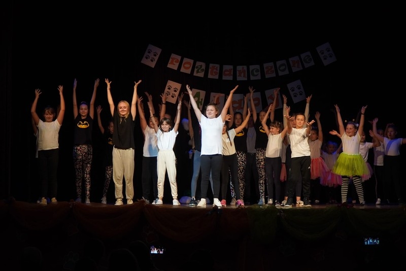 Młodzież tańcząca na scenie